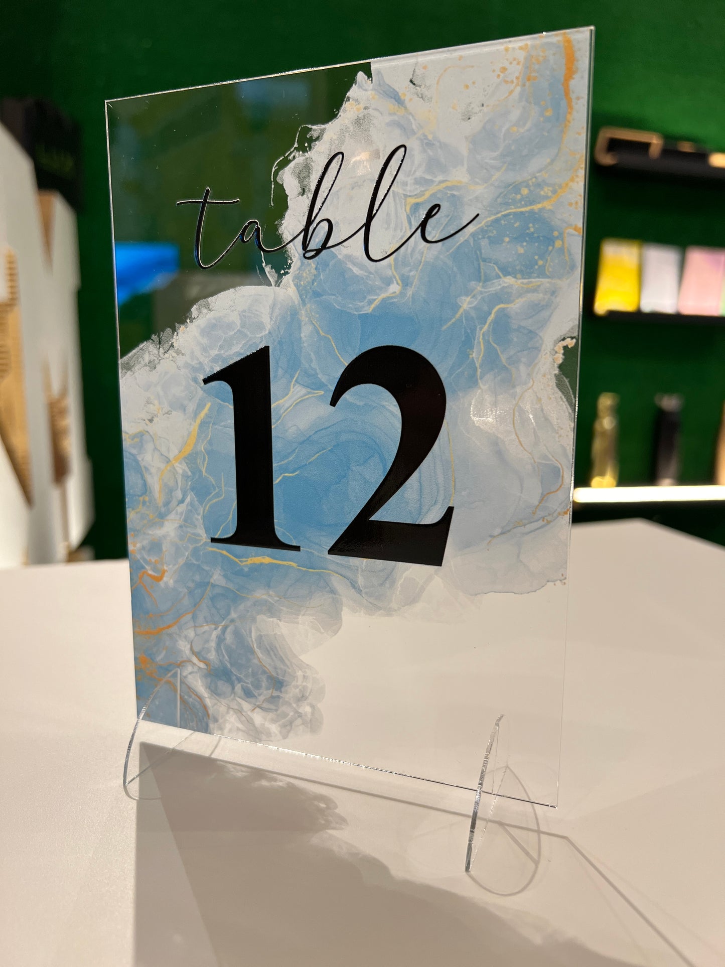 Segna Tavoli con Piedini in Plexiglass